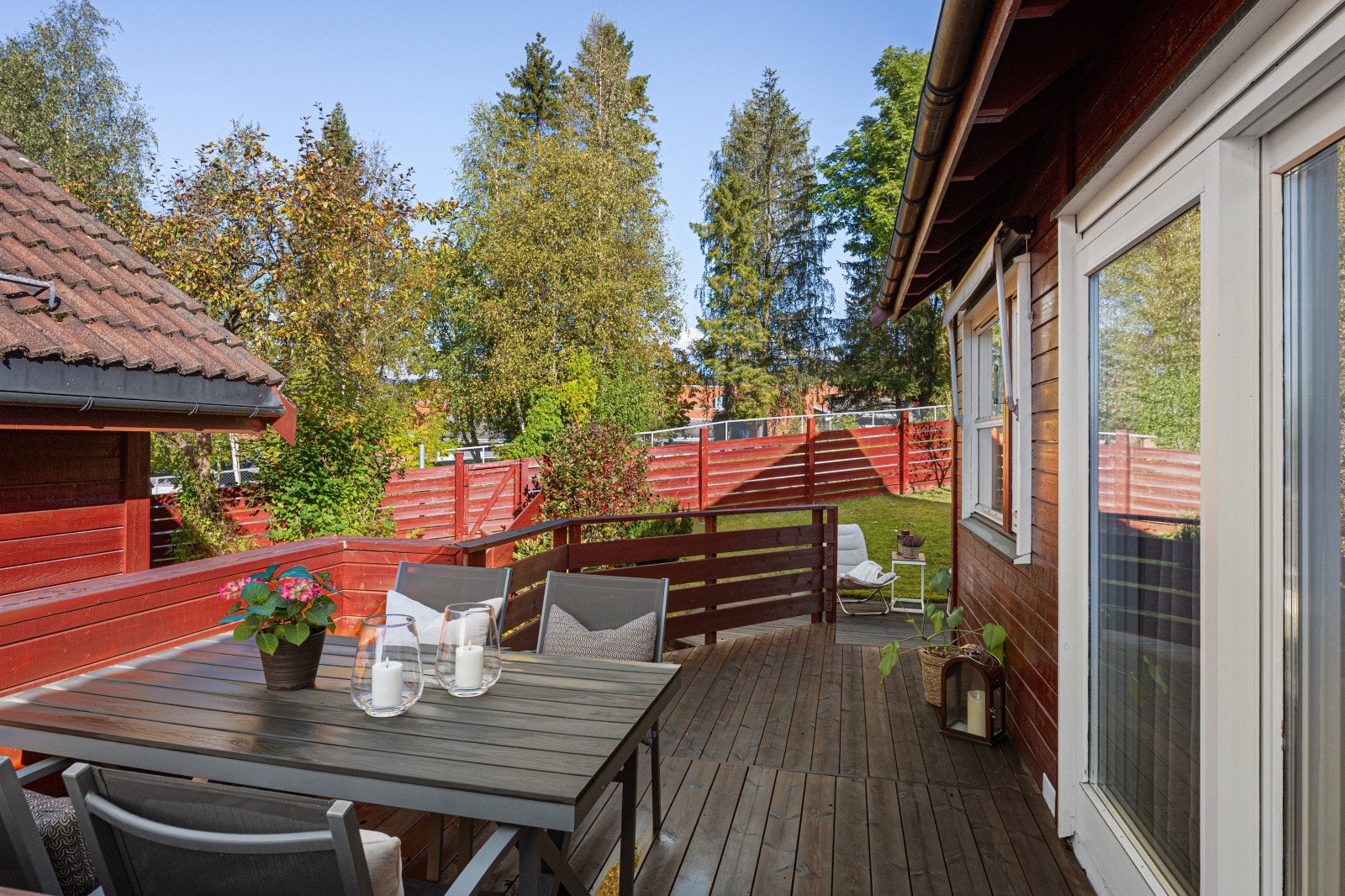 Herfra er det direkte tilkomst til hagearealet, noe som gjør det enkelt å kombinere inne- og uteliv på varme vår- og sommerdager. Galleribilde