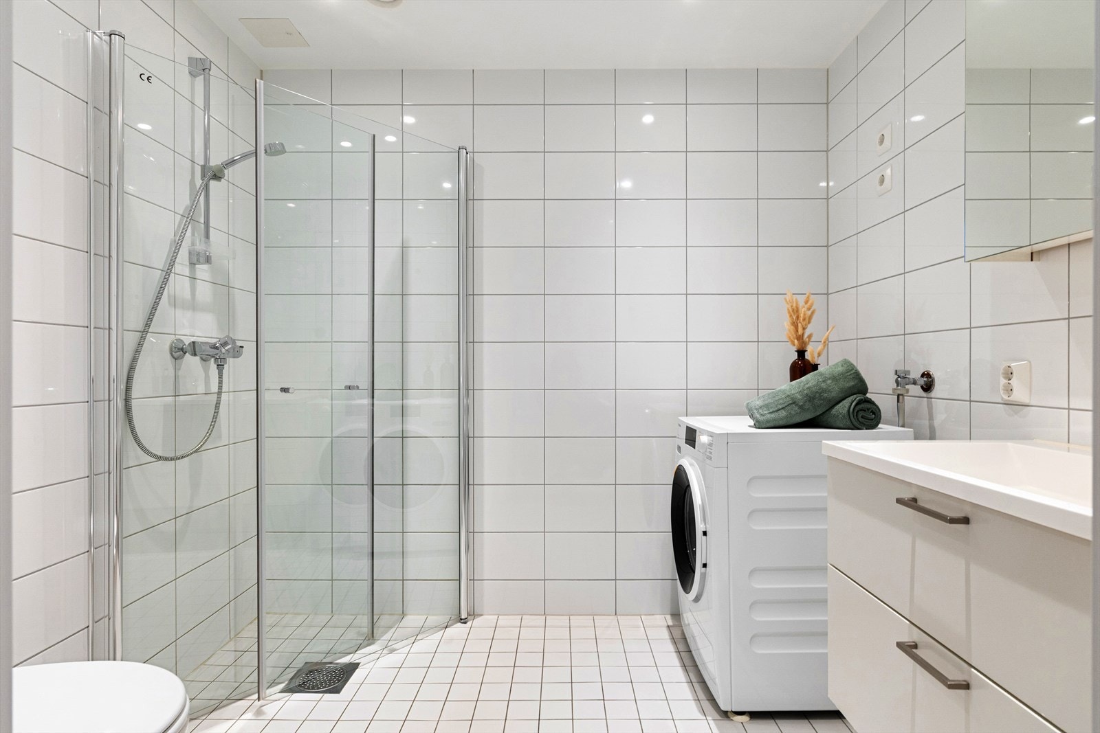 Pent, flislagt baderom med downlights i himlingen og gulvvarme. Galleribilde