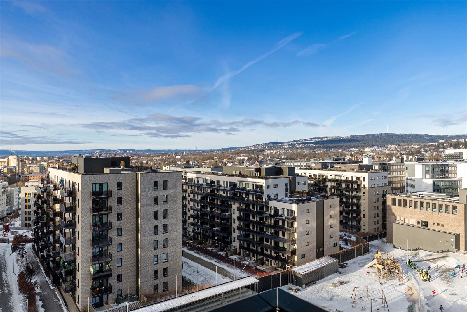 Leiligheten ligger i et attraktivt og sentralt boligområde i Nydalen/Storo i Oslo kommune. Nydalen har de siste årene gjennomgått en totalforvandling og er nå et urbant, levende og meget moderne bydelssenter. Galleribilde