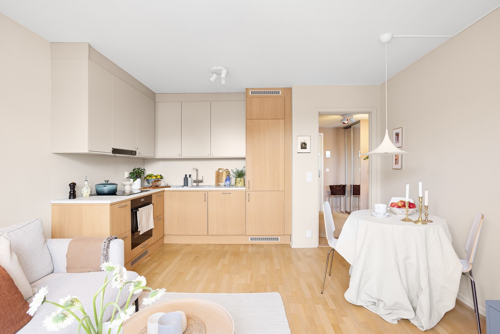 I 2023 fikk leiligheten nye sikringer med jordfeilbryter på alle kurser, lagt opp nye stikkontakter og erstattet flere gamle dimmere og brytere. Galleribilde