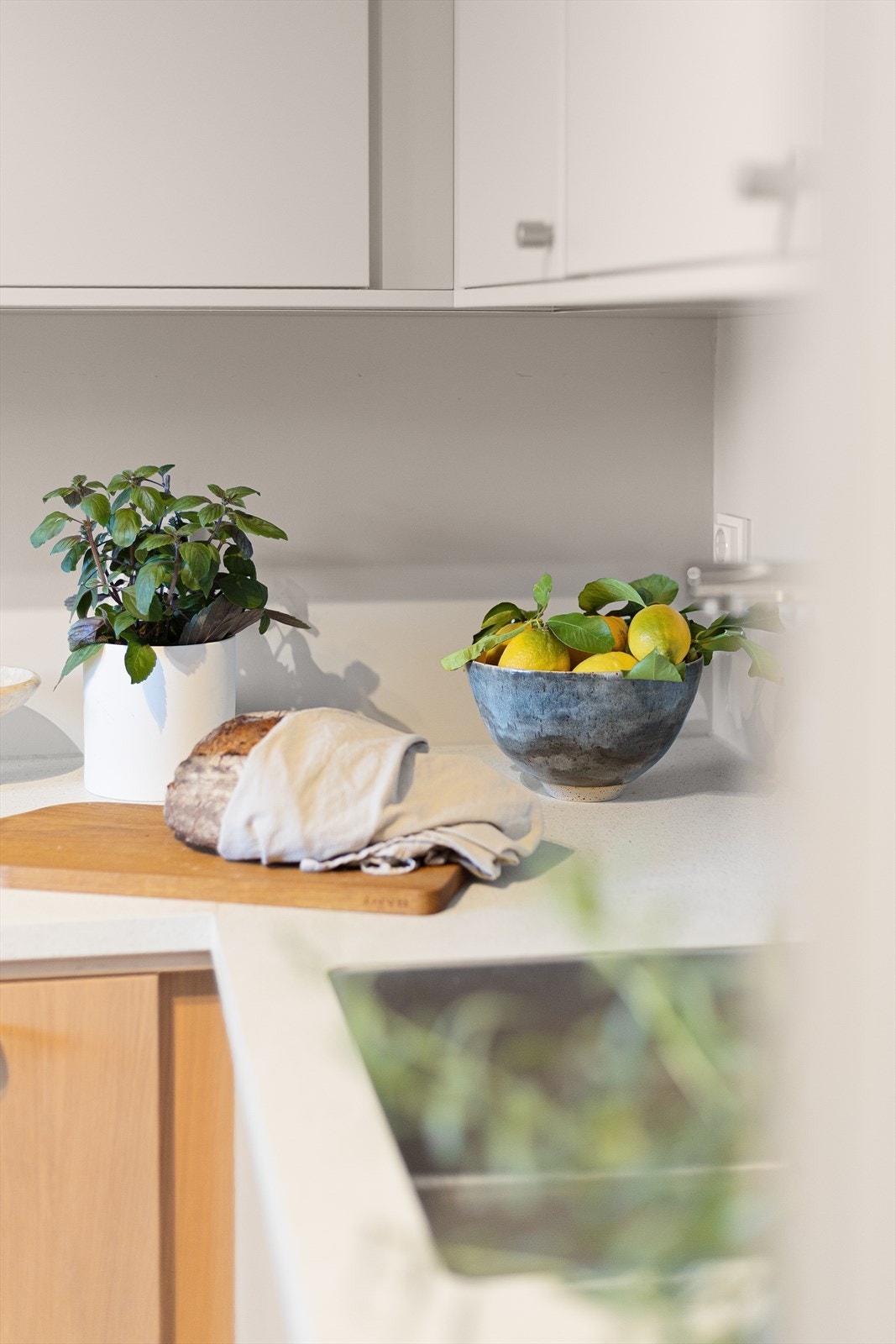 Kjøkkenet har også ekstra stort kjøleskap. Galleribilde