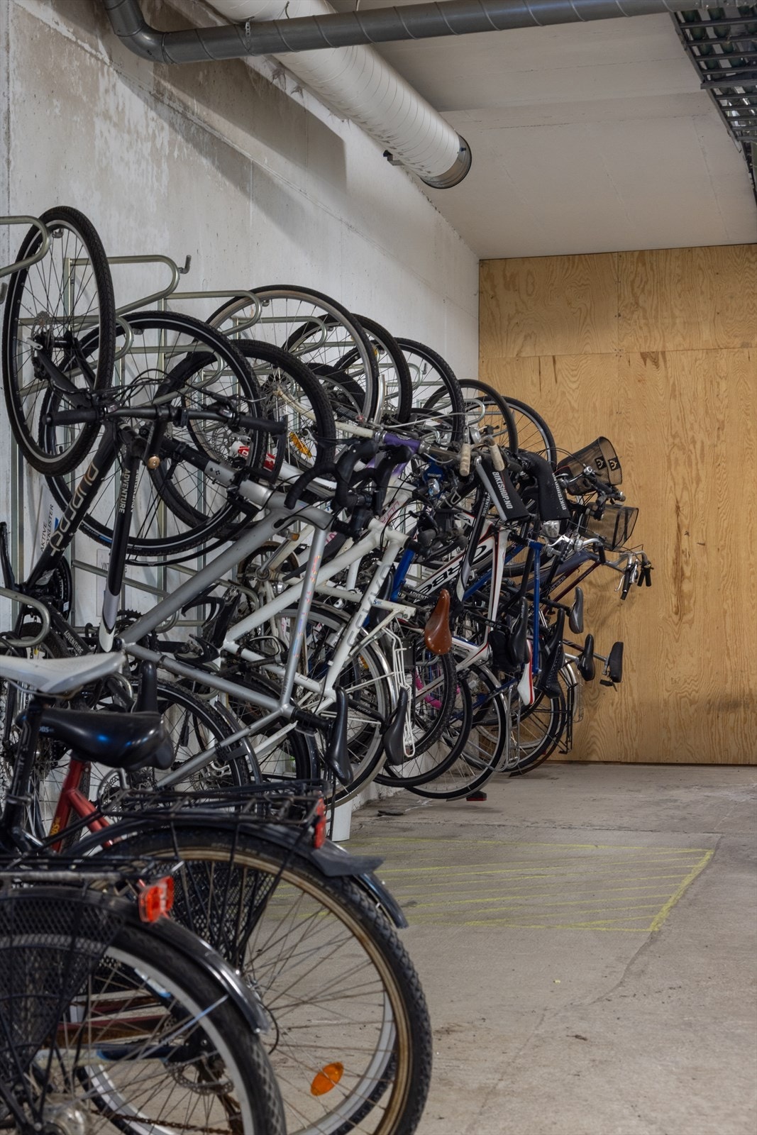 Sykkelparkering i avlåst garasjekjeller. Galleribilde