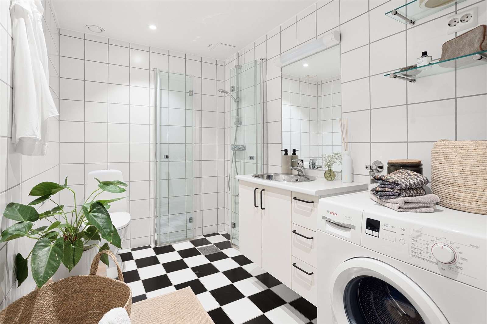 Stort, flislagt bad med gulvvarme og vaskemaskin. Galleribilde