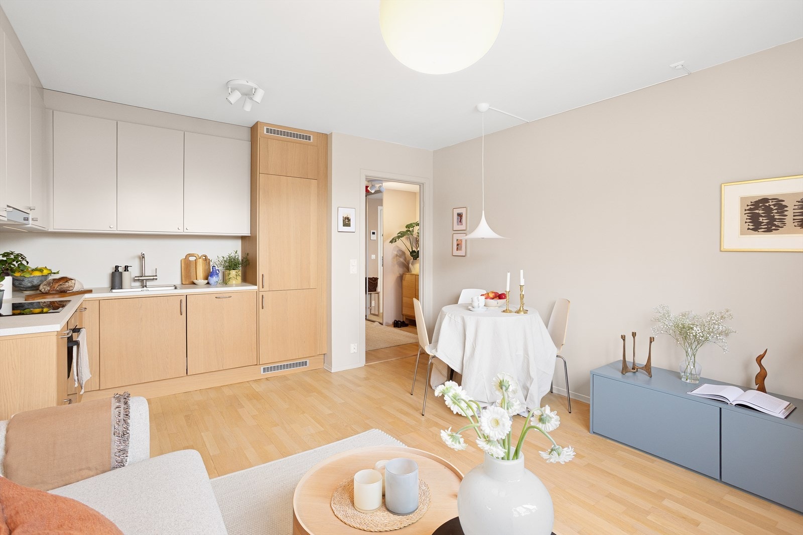 Kjøkkenet byr på rikelig med oppbevaringsplass i overskap. Galleribilde