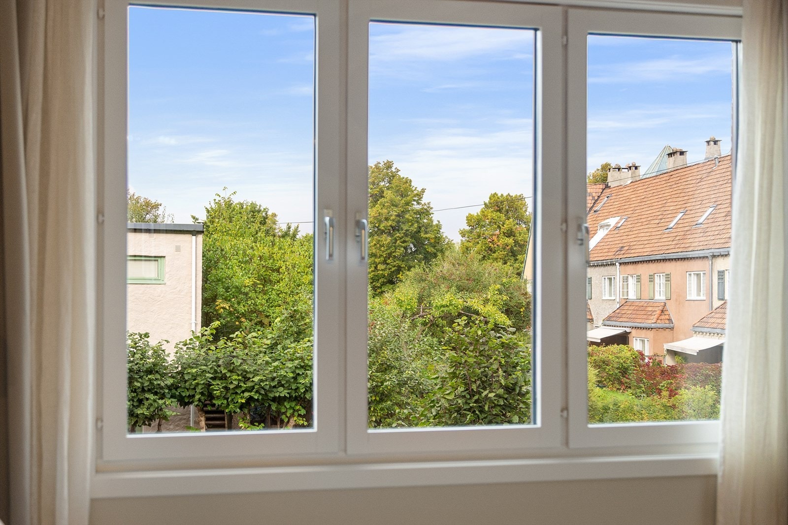 Leiligheten har svært god intern beliggenhet og idyllisk utsikt fra soveromsvinduet. Galleribilde