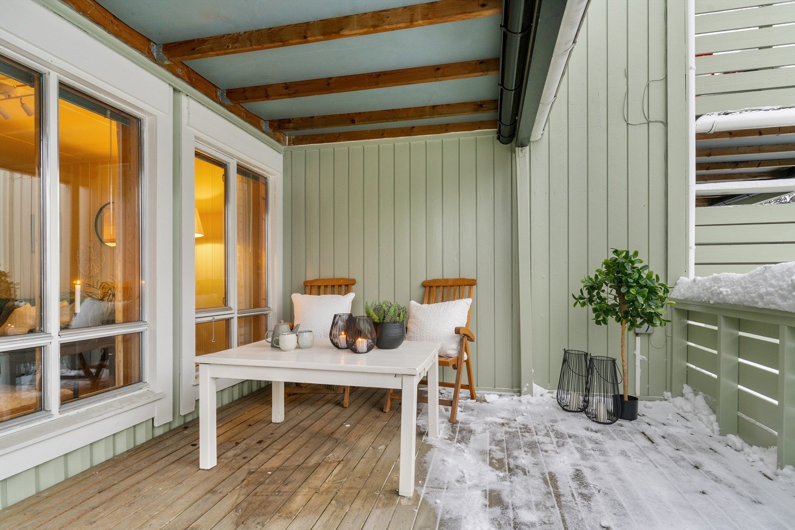 Utenfor stua er det en romslig og overbygget terrasse med god plass til utemøblement. Galleribilde