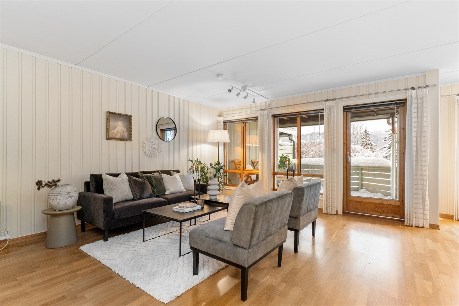 Den åpne stue- og kjøkkenløsning har en fin størrelse. I stuedelen er det god plass til sofaløsning. Galleribilde