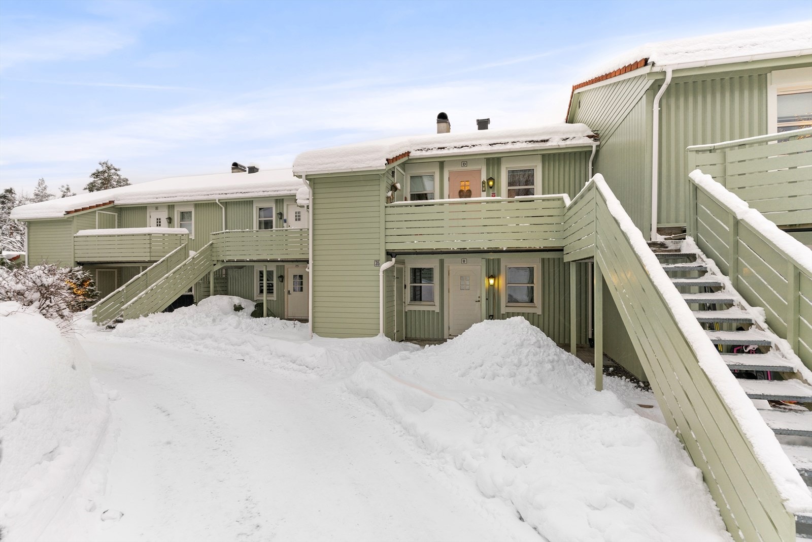 Inngangspartiet hvor man ser døra inn til boden på venstre siden av inngangsdøra. Galleribilde