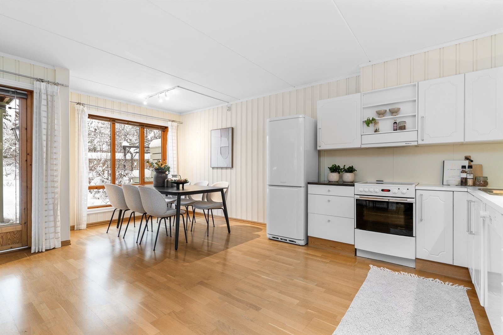 Det er også god plass til spisebord i tilknytning til kjøkkenet. Galleribilde