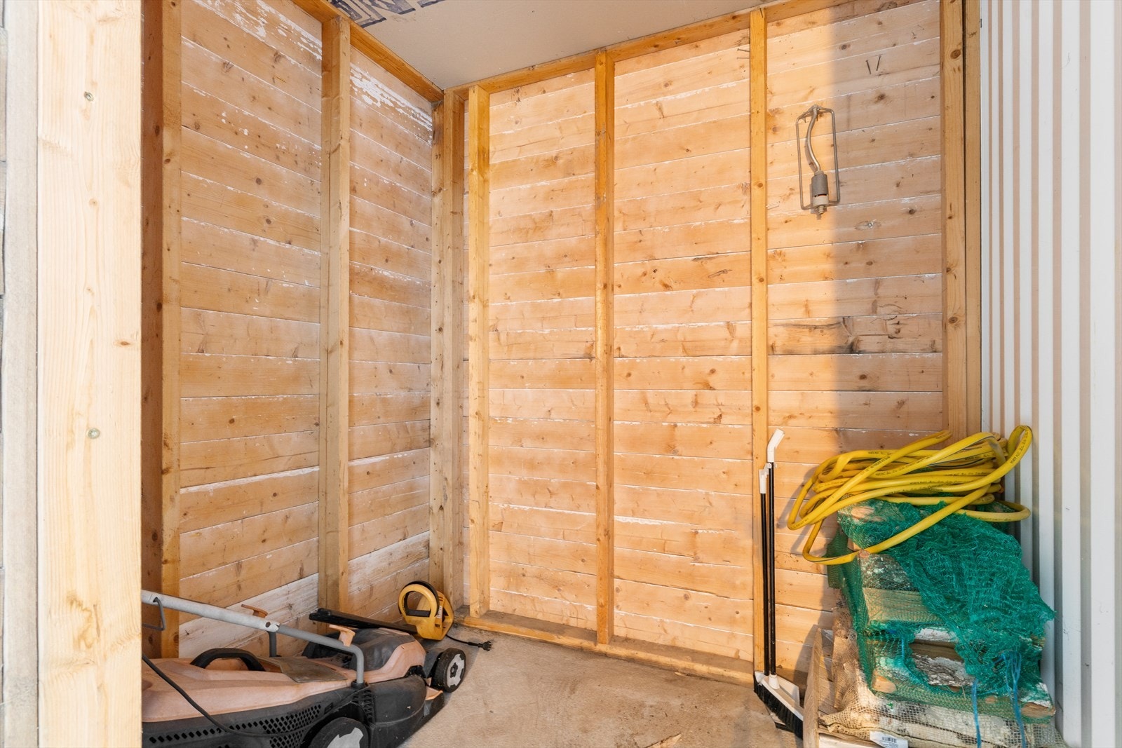 Egen bod som ligger tilknyttet inngangspartiet som gjør at du kan gå til boden i bare tøflene. Galleribilde