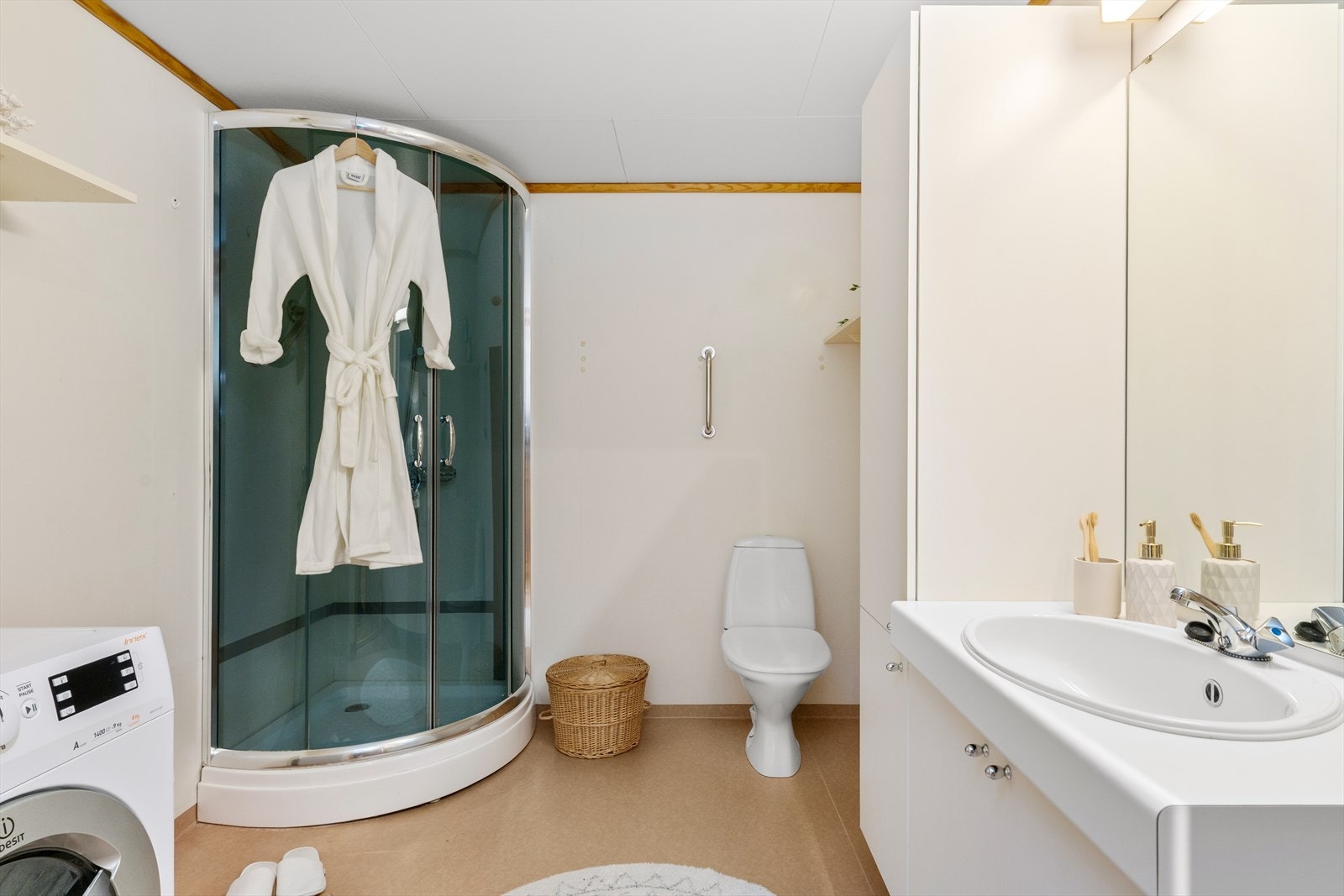 Badet er fra byggeår og det er belegg på gulv og baderomstapet på veggene. Galleribilde