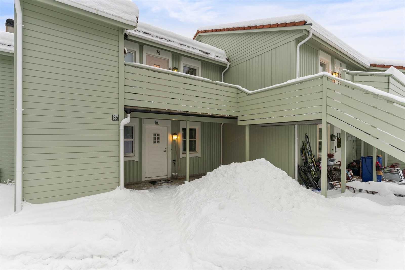 Leiligheten ligger i 1. etasje og har en trappefri adkomst og overbygget inngangsparti. Galleribilde