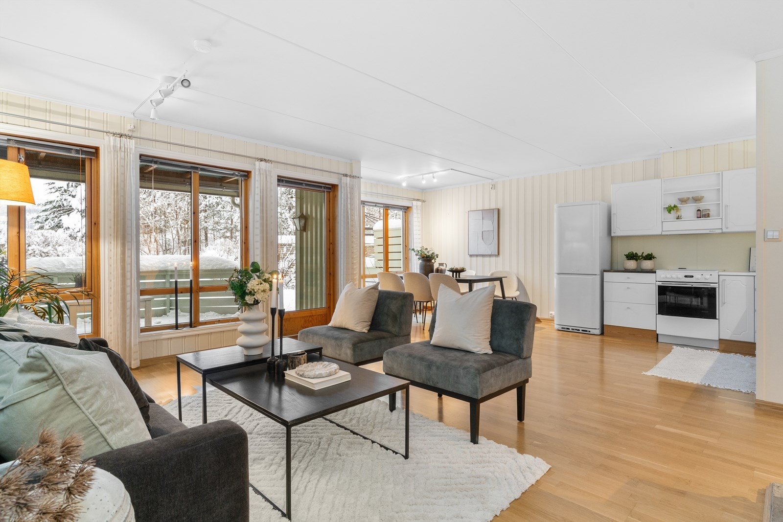 Det er store vinduer ut mot terrassen som gir rommet godt med naturlig lys. Galleribilde