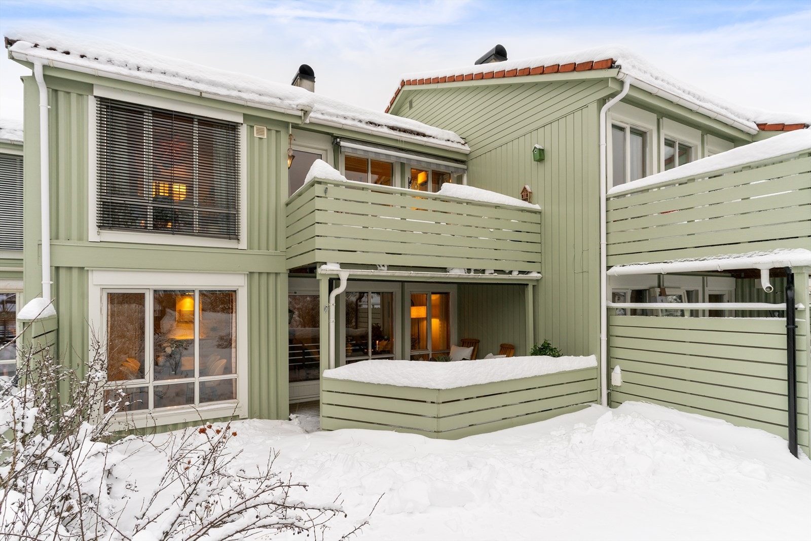 Fra terrassen er det adkomst til hagen. Leilighetene som ligger på bakkeplan har eksklusiv bruksrett og vedlikeholdsplikt til hageflekken utenfor sin terrasse, iht. vedtekter. Galleribilde