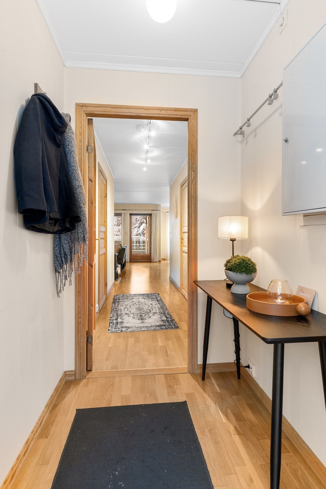 I entréen er det plass til oppheng for yttertøy samt skoskap, hvis man ønsker det. Galleribilde