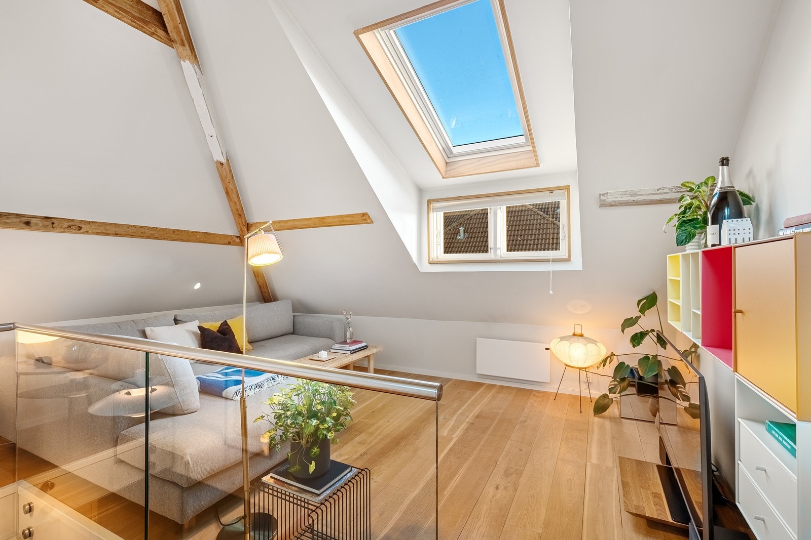 Boligen har lysinnslipp både fra sørøst og nordvest, i tillegg til takvinduer som gir ekstra naturlig lys og en luftig romfølelse store deler av dagen. Galleribilde