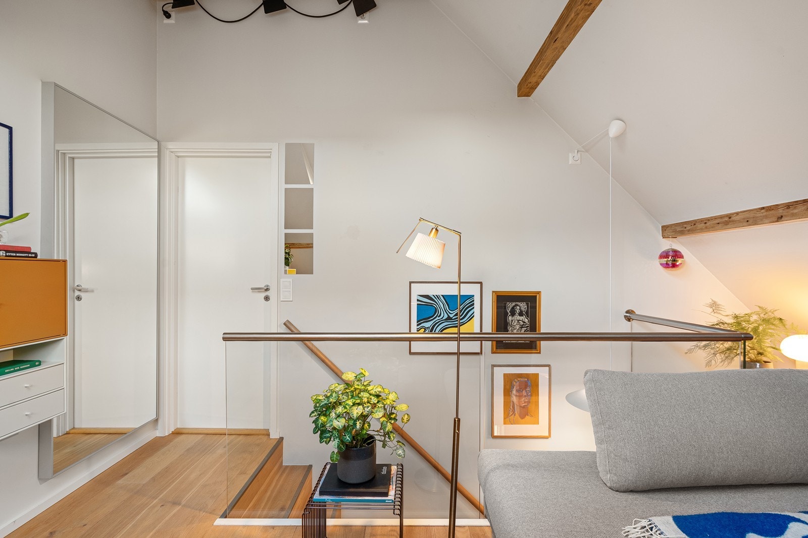 En flott trapp fra 1. etasje fører opp til 2. etasje, hvor stuen ligger delvis adskilt fra kjøkkenet. Her får man to romslige og lyse oppholdsrom med en åpen og innbydende følelse. Galleribilde