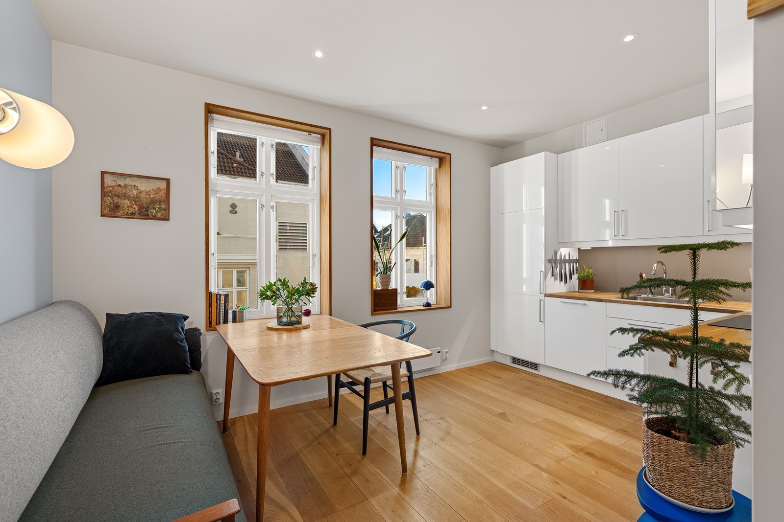 Boligen har en helt egen sjarm og karakter, med synlige bjelker, nydelig 1-stavs eikeparkett. Galleribilde