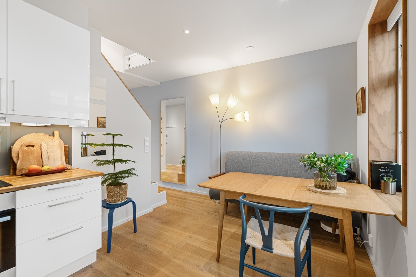 Innbydendespiseplass med plass til bord ved vindu, med godt lysinnslipp - ideell for hverdagsmåltider og hyggelige stunder med familie og venner. Galleribilde