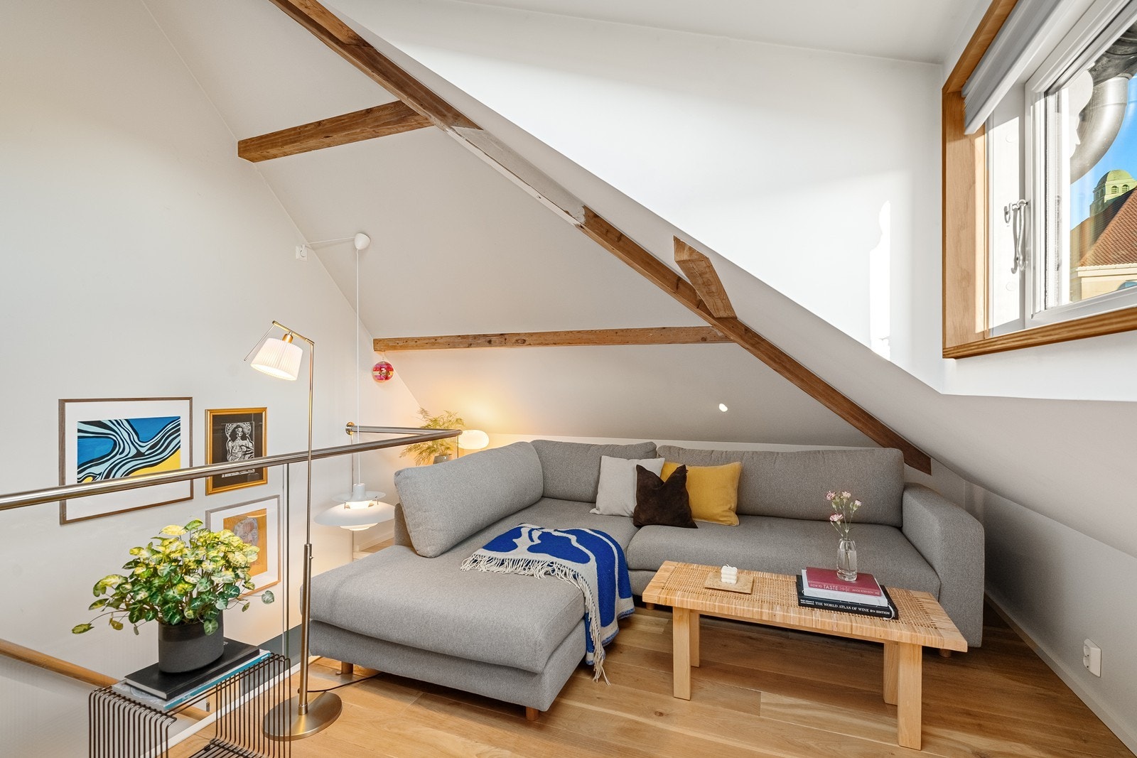 Stuen byr på en lun og innbydende atmosfære for både avslapning og sosialt samvær. Galleribilde