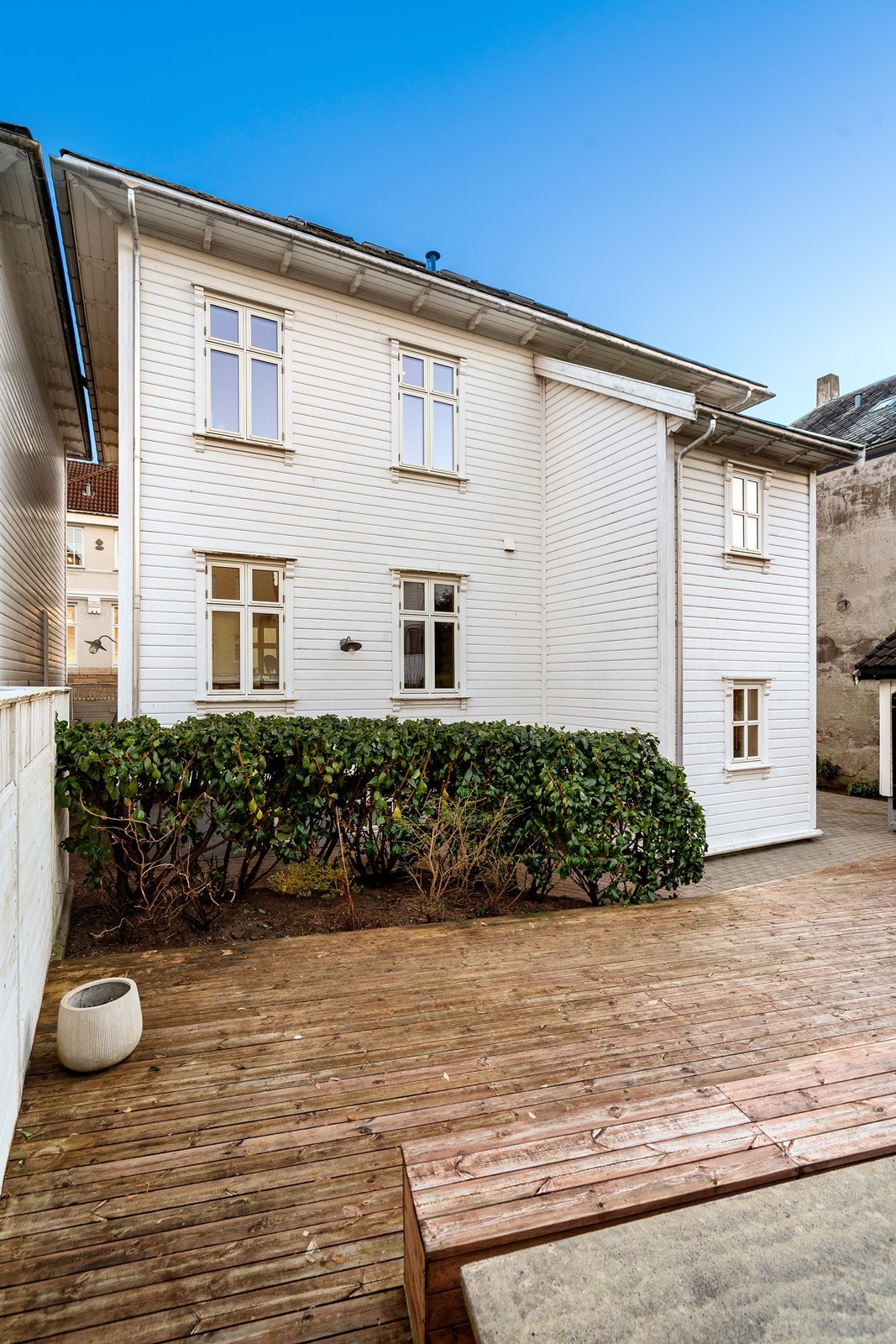 Boligen er sentralt beliggende, samtidig som den ligger i et rolig og fredelig område med lite trafikk og trivelige omgivelser. Galleribilde