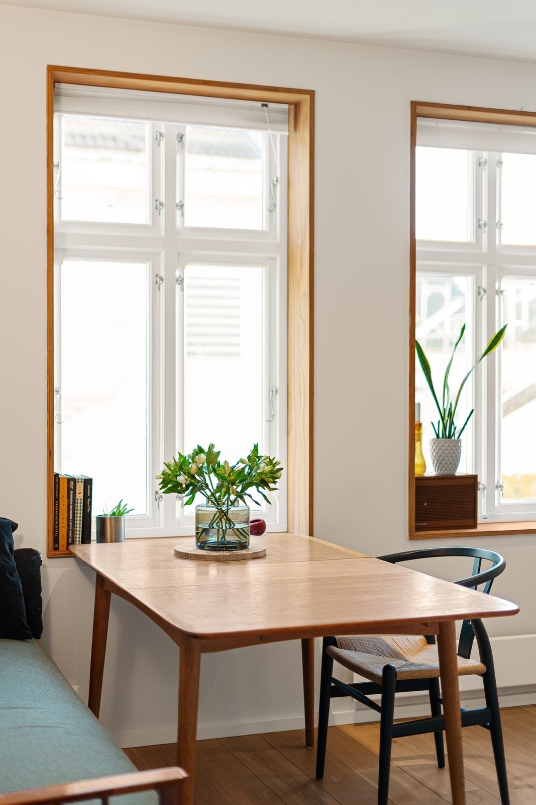 Klassiske vinduer og pene, nye kryssfinerkarmer. Galleribilde