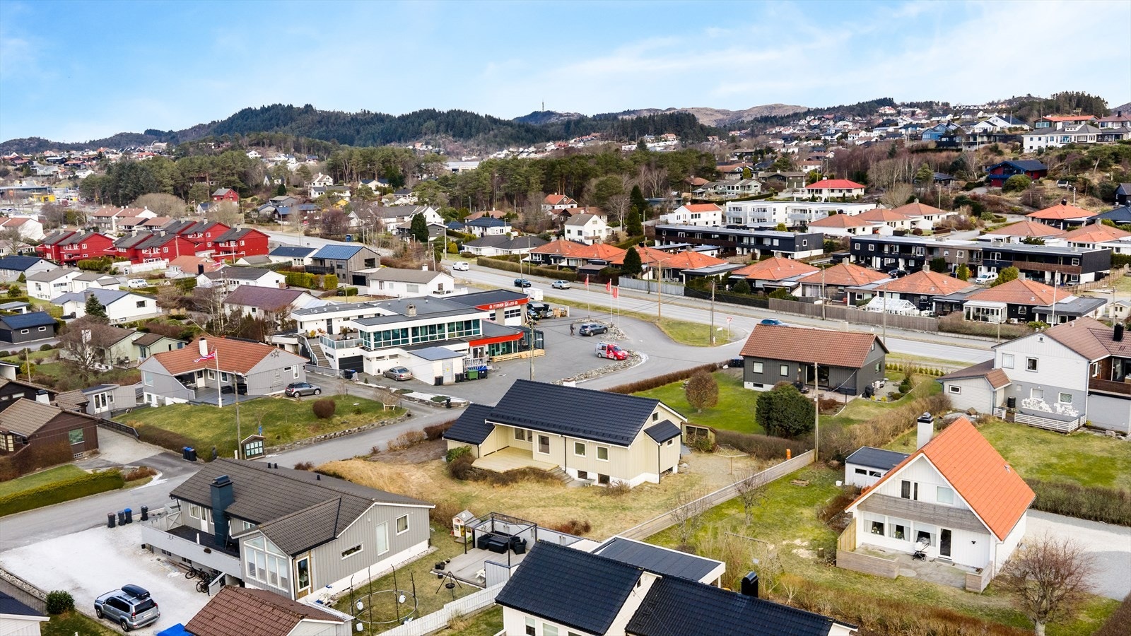 Godt kollektivtilbud i Spannavegen. Nærmeste bussholdeplass ligger ca 3 minutters gange unna. Galleribilde