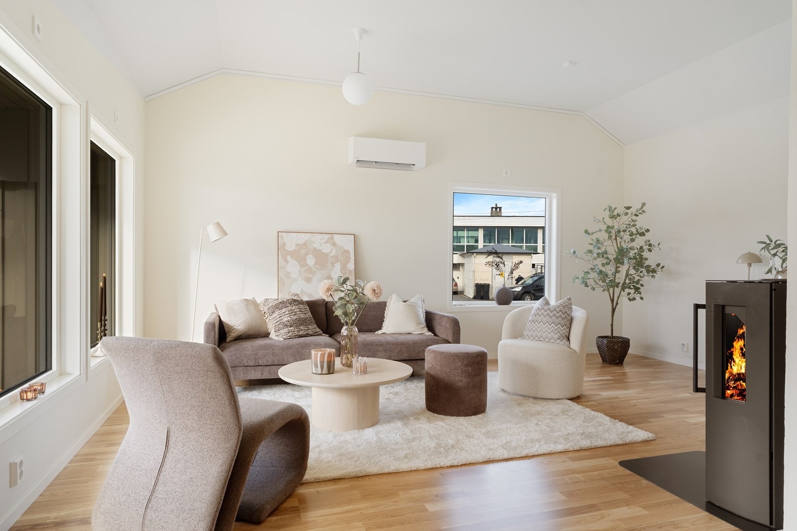 Det er montert en dekorativ vedovn i stuen, for hygge og varme på kalde dager. I tillegg er det luft til luft varmepumpe i rommet, som sørger for en jevn og behagelig temperatur. Galleribilde