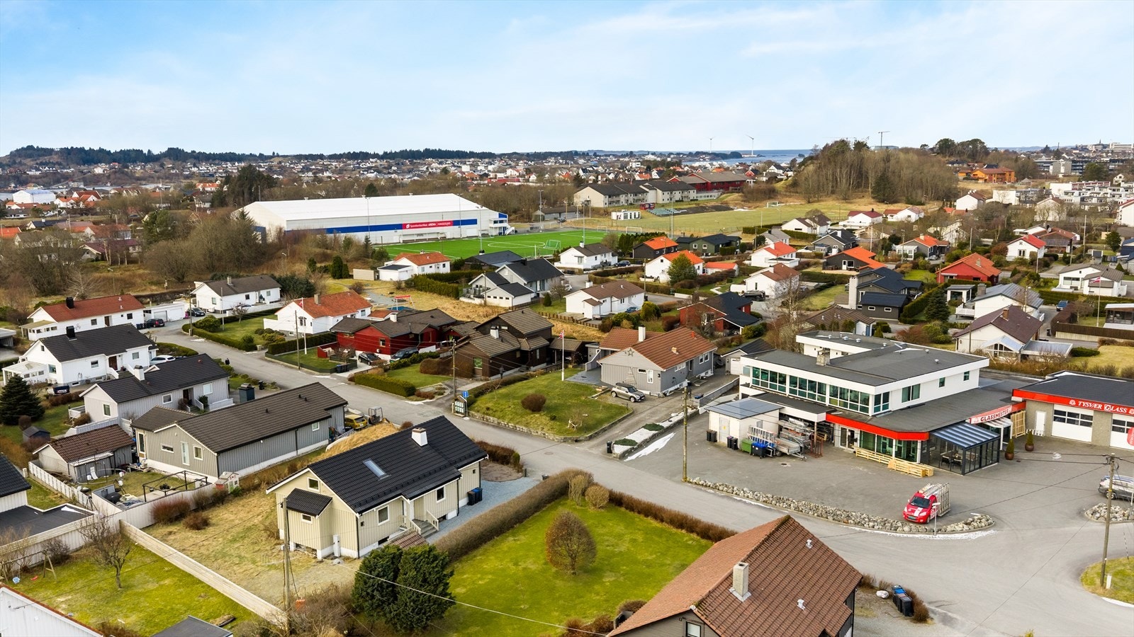 Kort gangavstand til flere dagligvarebutikker, skoler og barnehager. Sakkestad idrettsanlegg med fotballbaner og stor, innendørs kunstgressbane (Haugarhallen) ligger bare noen minutter unna. Galleribilde