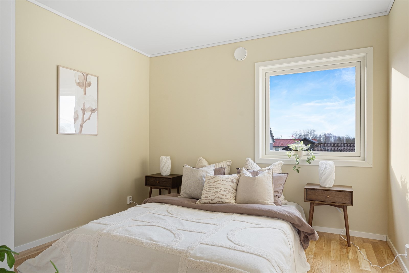 Boligen har tre soverom i hovedetasjen. Dette er en meget praktisk løsning for en barnefamilie!
Hovedsoverommet har god plass til dobbeltseng og oppbevaringsmøbel. Galleribilde