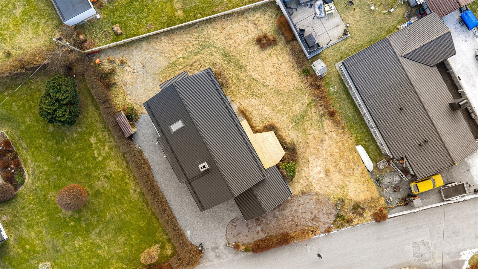 Romslig tomt på ca 840 m2. Galleribilde