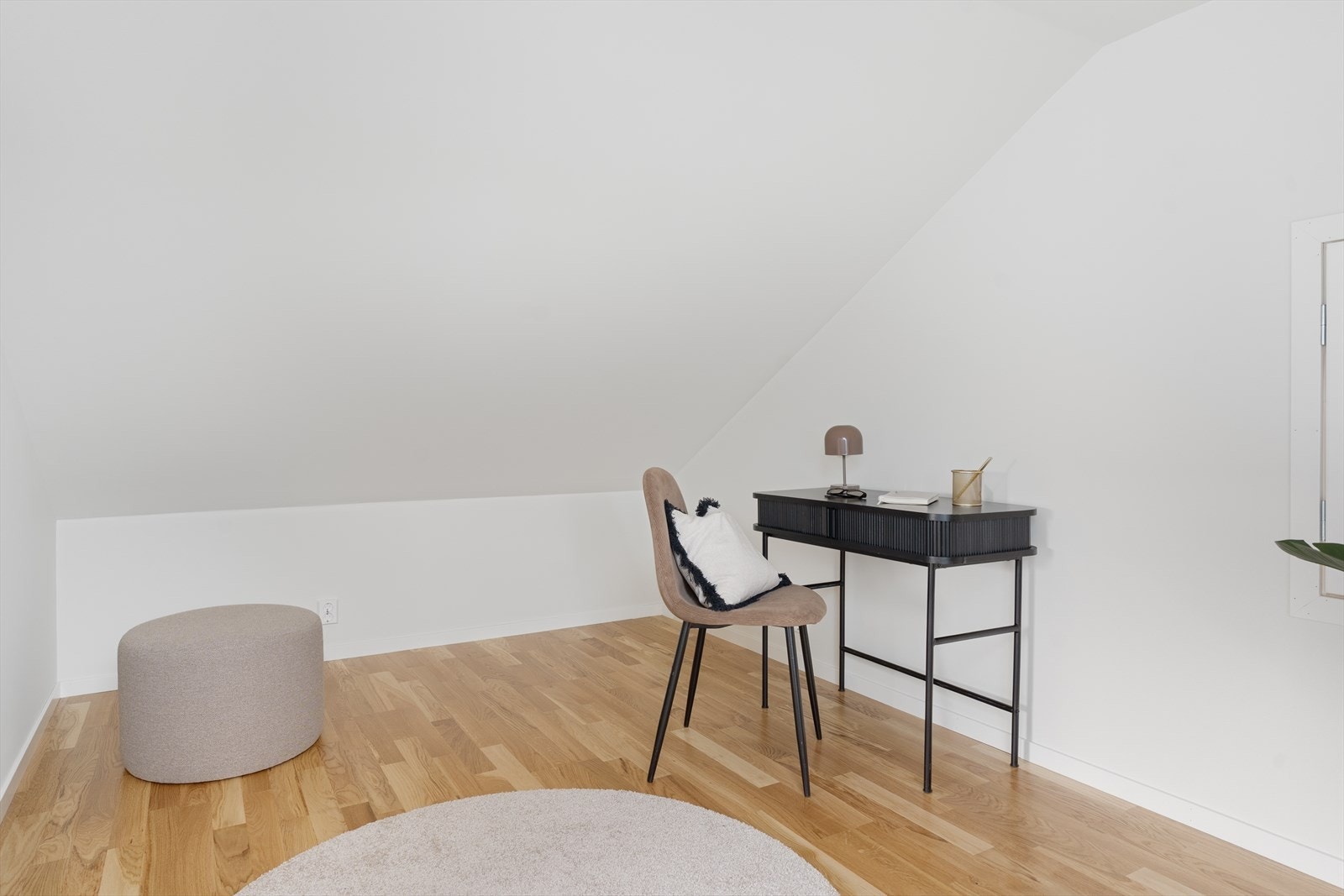 Gang/rom innredet som kontor (ikke godkjent for varig opphold). Galleribilde