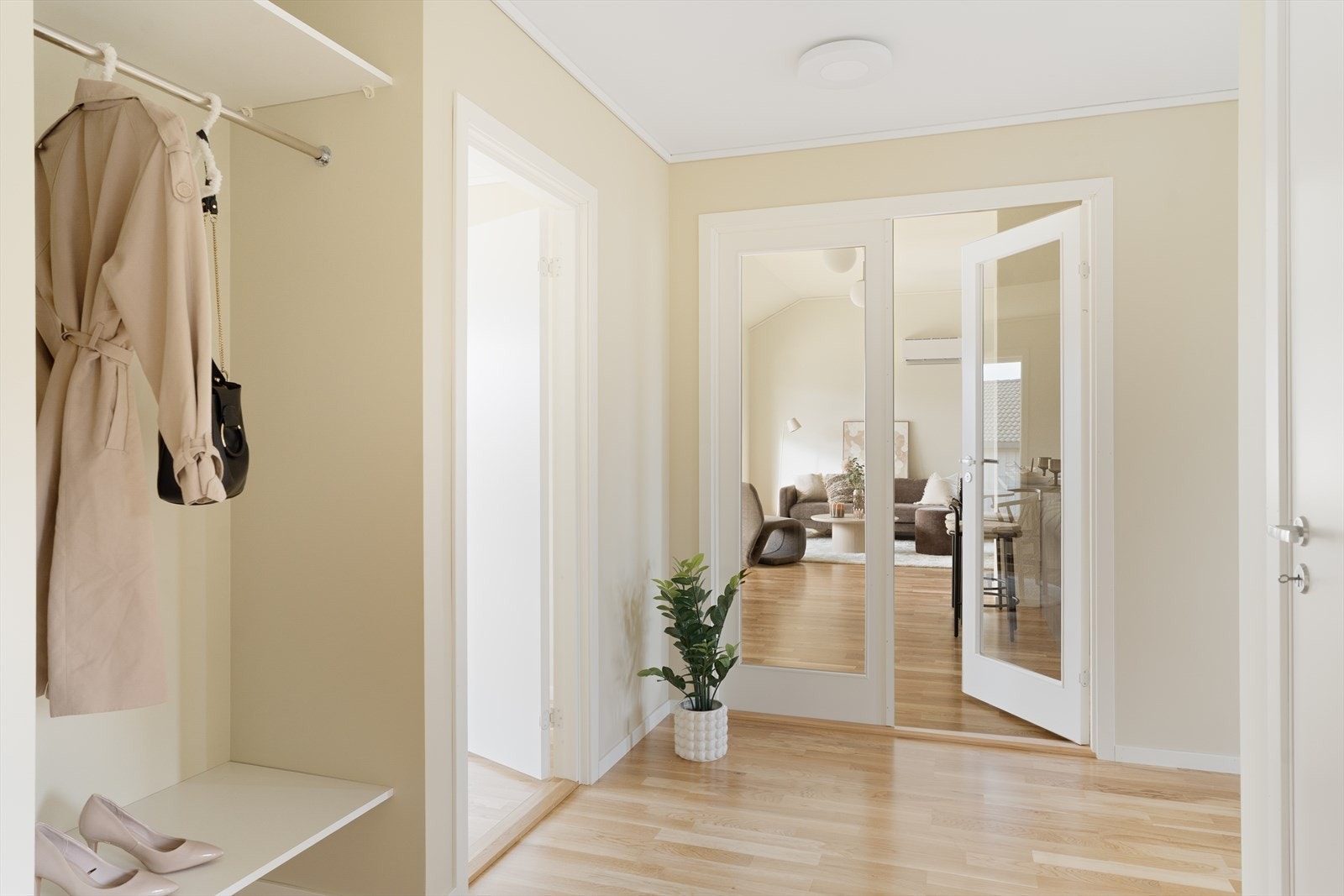 Entréen/hallen gir et fint førsteinntrykk. Her er god plass til yttertøy og sko i praktisk garderobenisje. Galleribilde