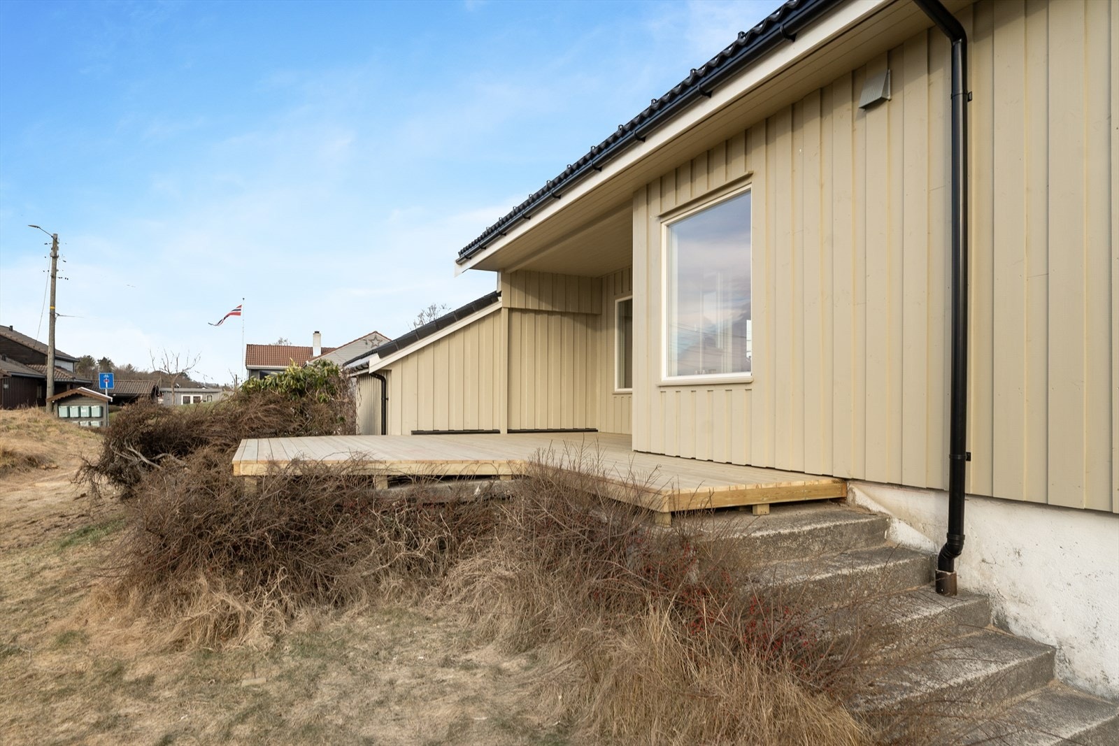 Terrassen har et areal på ca 25 m2 og god plass til utemøbler, grill og potteplanter. Galleribilde