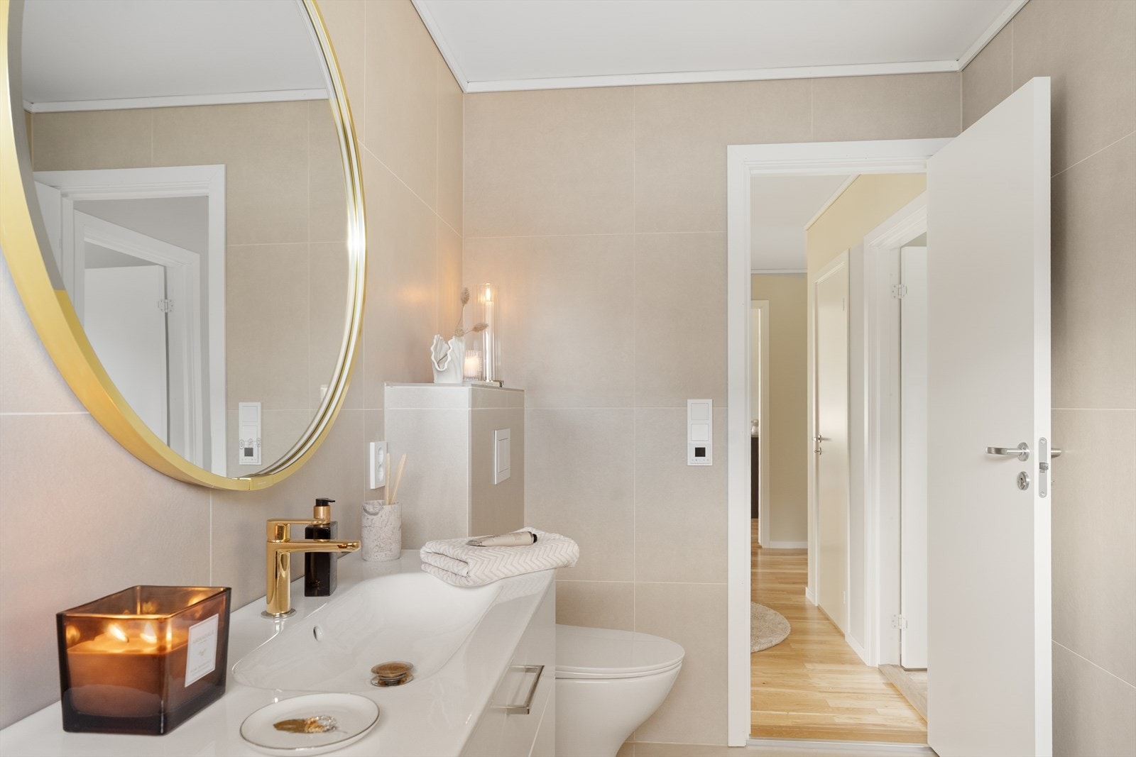 Badet er innredet med dusjnisje, toalett og baderomsinnredning med heldekkende servant. Galleribilde