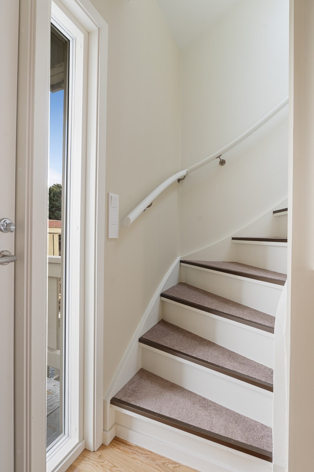 Fra hallen er det trapp opp til loftet. Galleribilde