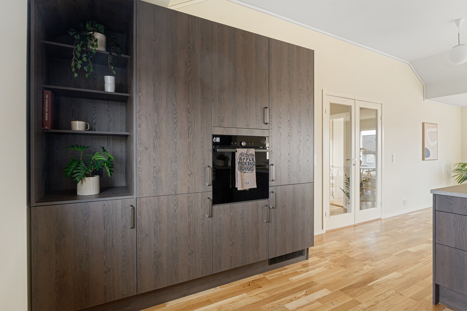 Kjøkkenarealet er godt utnyttet og har tidsriktig innredning med glatte fronter. Galleribilde