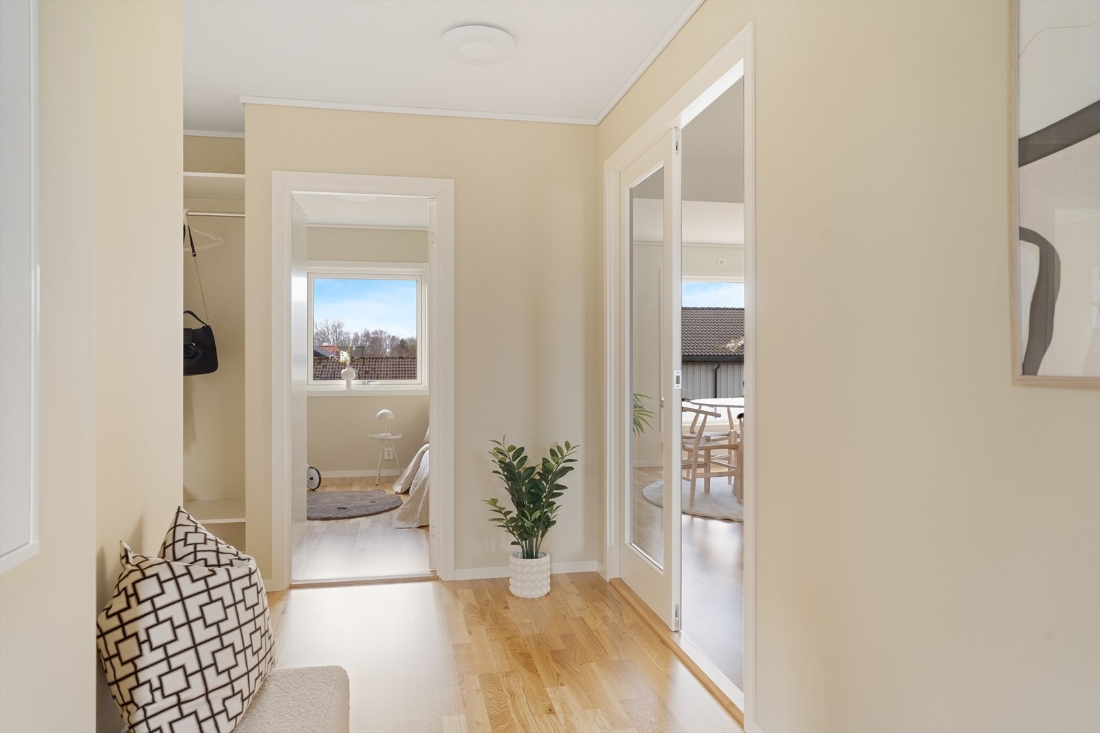 Hallen binder de øvrige rommene i hovedetasjen sammen på en fin måte. Galleribilde