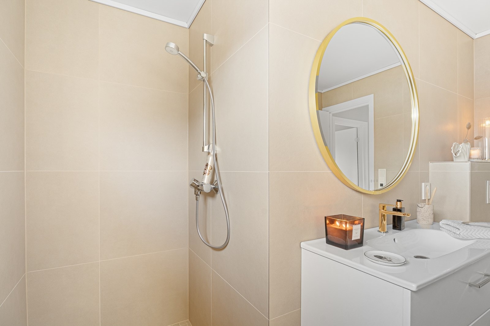 Rommet har store, delikate fliser på gulv og vegger. Malte plater i himlinger. Det er varmekabel i gulvet. Galleribilde