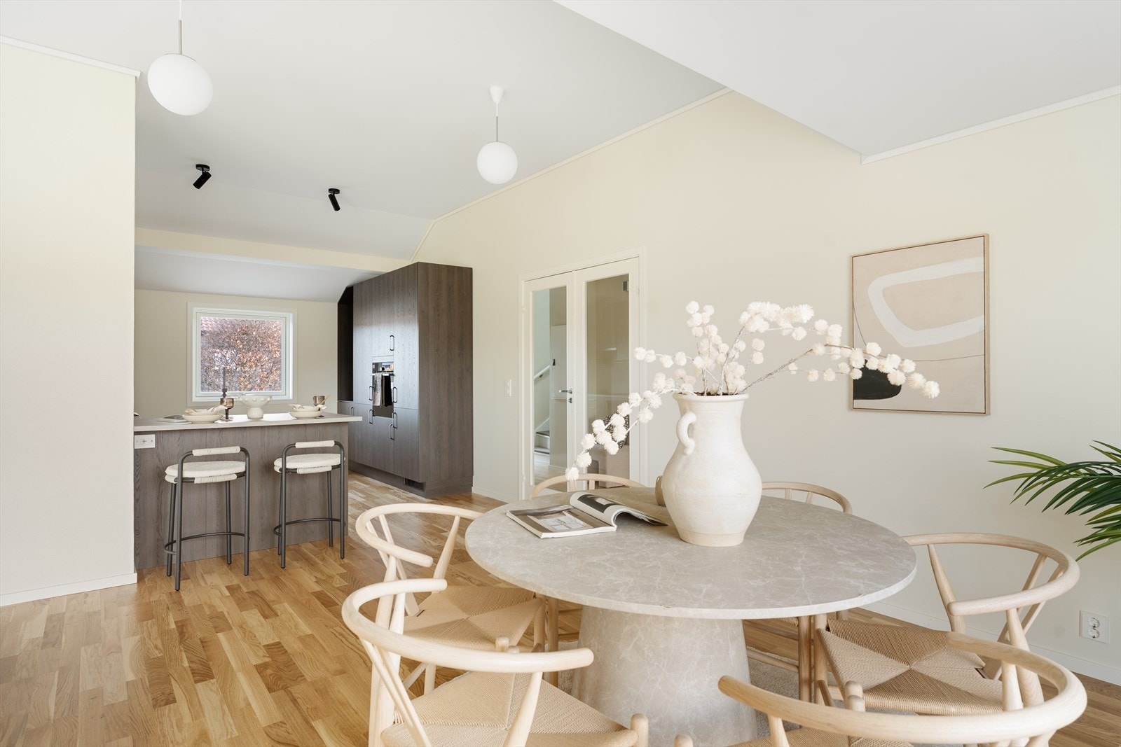 Stue og kjøkken i åpen løsning skaper en romslig og sosial arena. Galleribilde