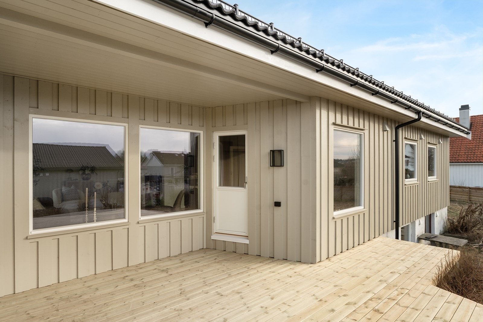 Fra stuen er det utgang til den solrike terrasse (ny i 2025). Galleribilde