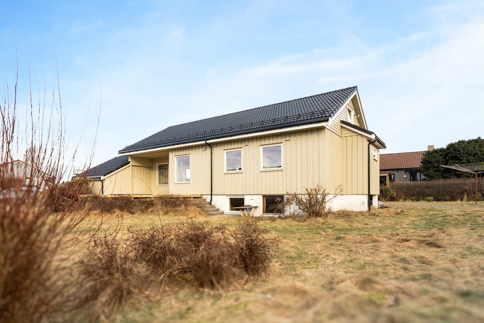 Den store hagen byr på god boltreplass for de minste! Galleribilde