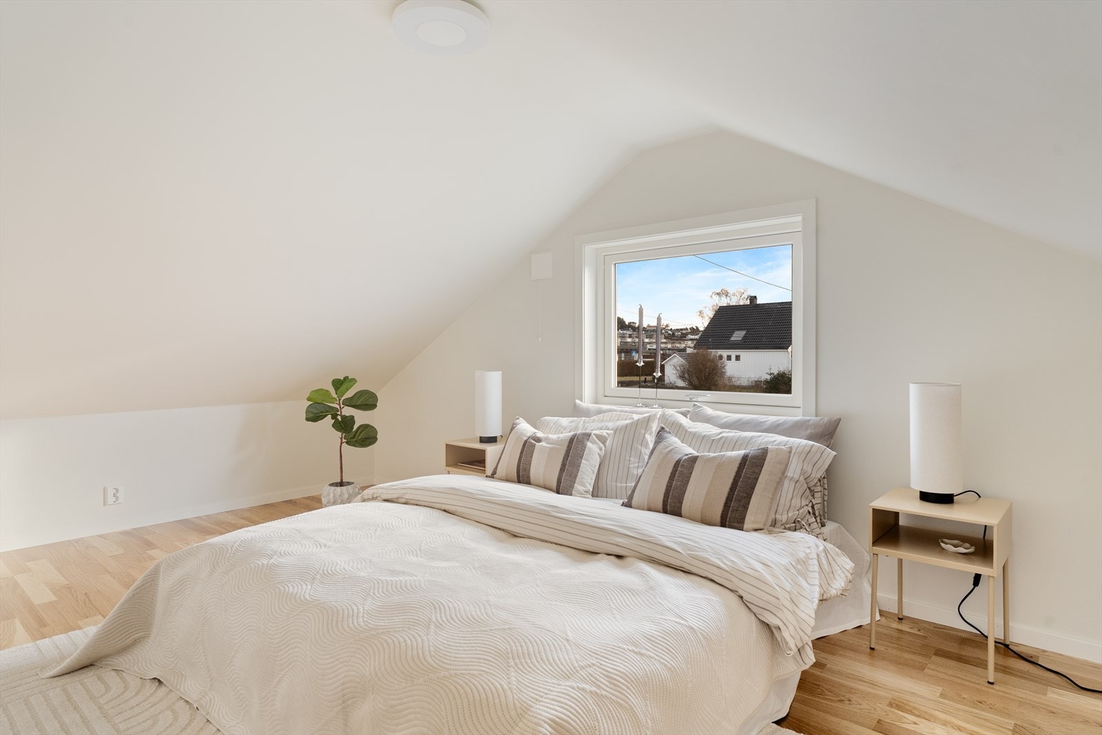 På loftet finner dere gang med trapp, samt rom innredet som soverom (ikke godkjent for varig opphold). Galleribilde