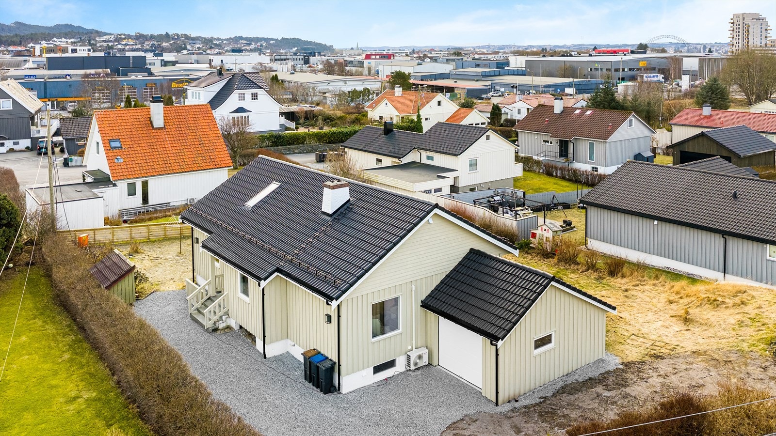 Velkommen til Nordahl Griegs gate 4 - En flott og innholdsrik familiebolig med strategisk og barnevennlig beliggenhet, omtrent midt mellom Haugesund sentrum, Raglamyr og Norheim. Galleribilde