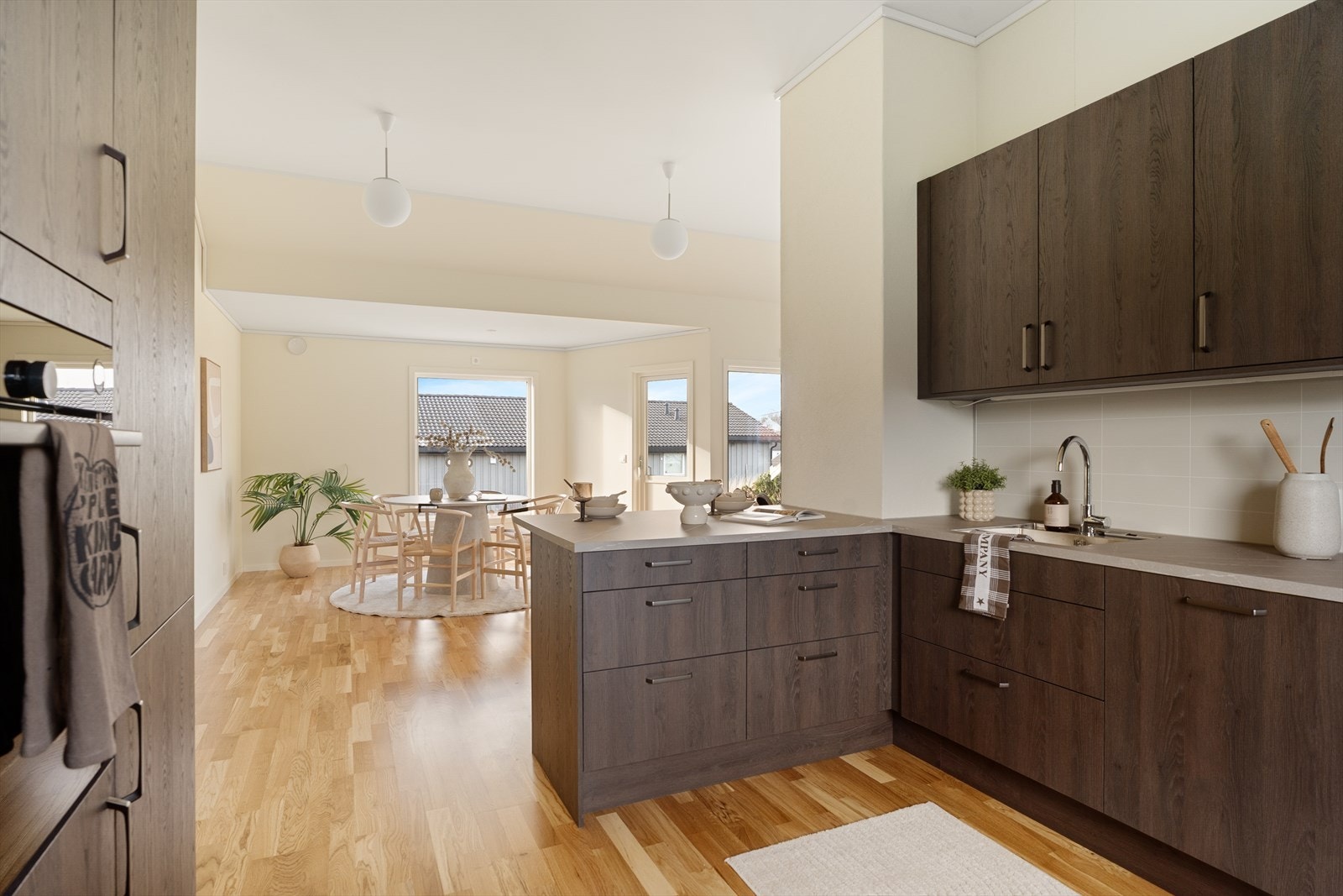 Rommet har flere innredningsmuligheter og god plass til både sofa og spisegruppe. Galleribilde