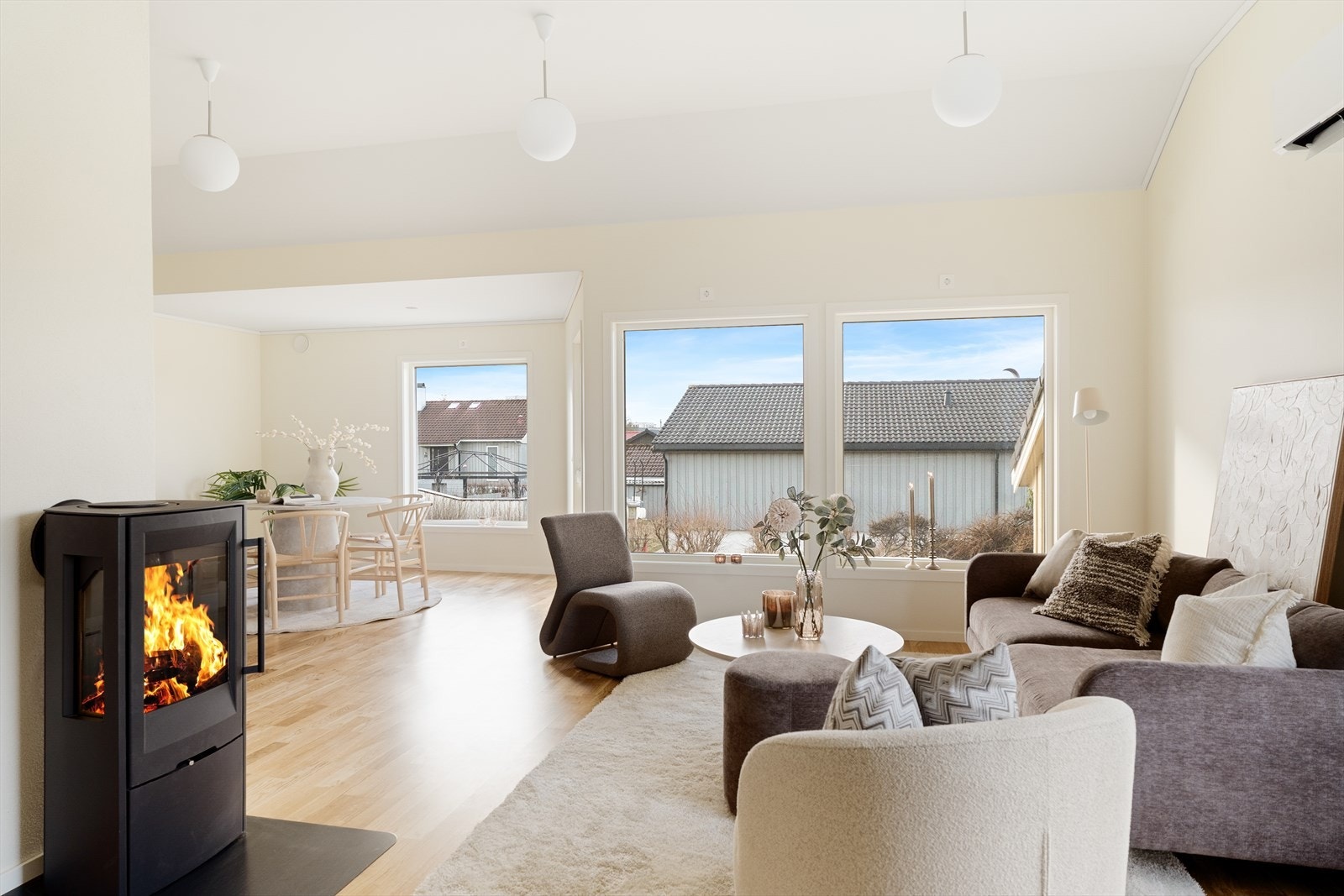 God takhøyde og generøse vindusflater gir godt med naturlig lys og en luftig, behagelig atmosfære. Galleribilde