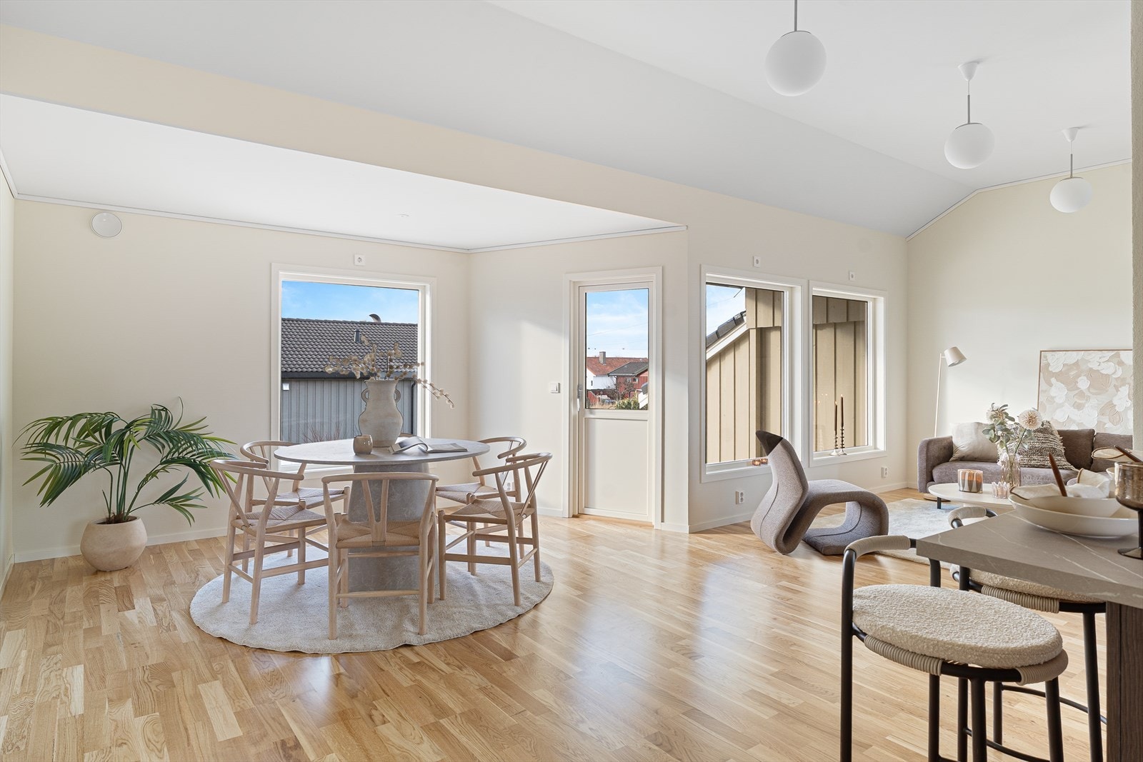 Lys og luftig stue i hovedetasjen. Denne etasjen, samt loftet ble vesentlig oppgradert i 2025/2026. Galleribilde