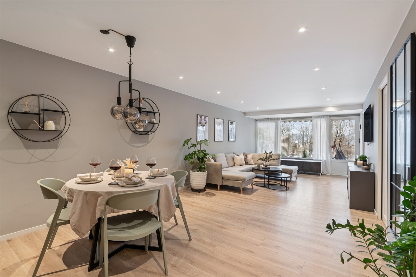 Stuen har store vindusflater som slipper inn rikelig med naturlig lys og gir rommet en lys, luftig og innbydende atmosfære. Galleribilde