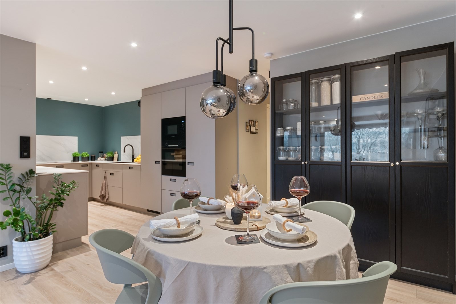 Kjøkkeninnredningen fra Kvik har et moderne uttrykk med stilrene, glatte fronter og laminat benkeplate. Køkken ble pusset opp i 2023. Galleribilde