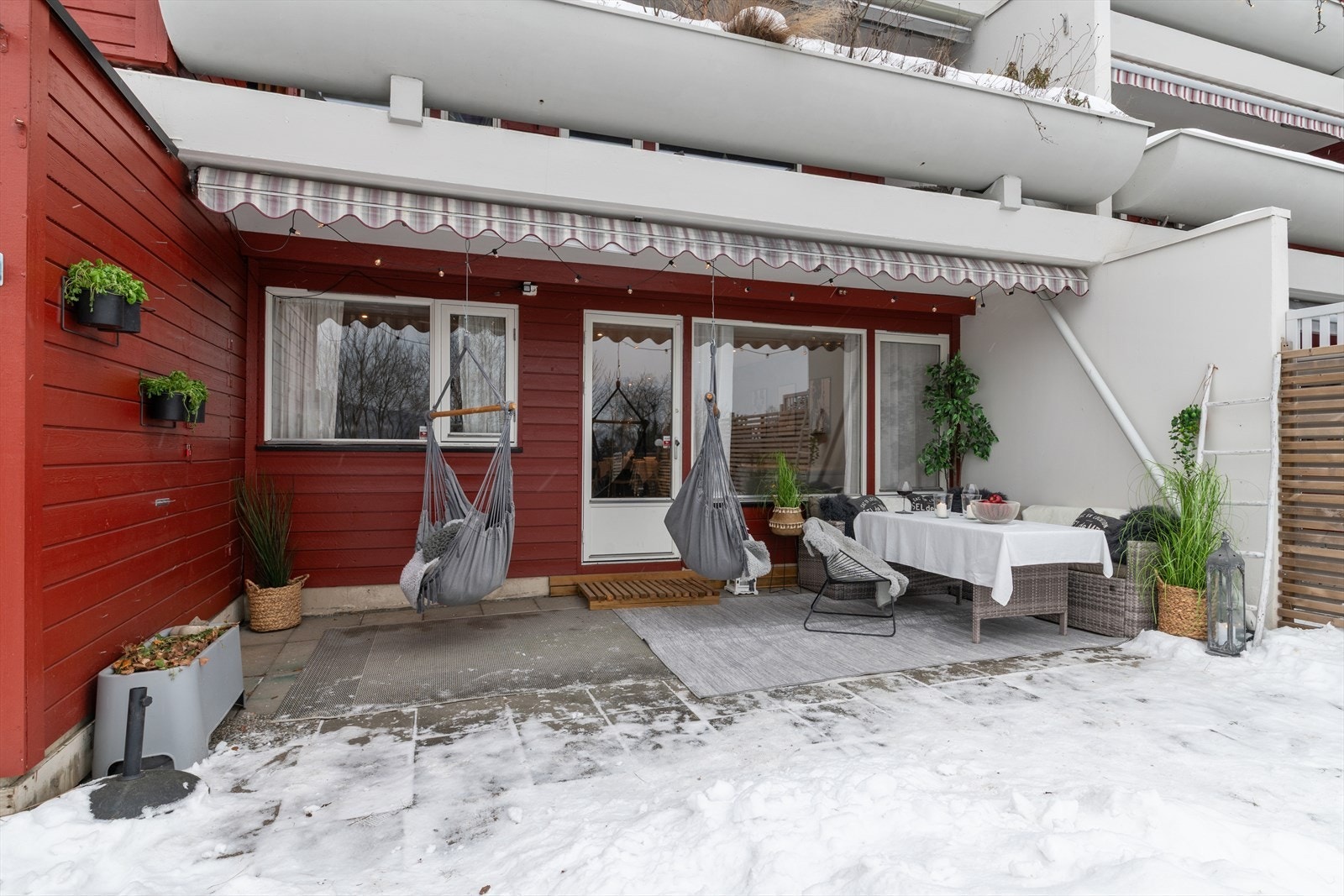 Terrassen har god plass til hagemøbler. Galleribilde